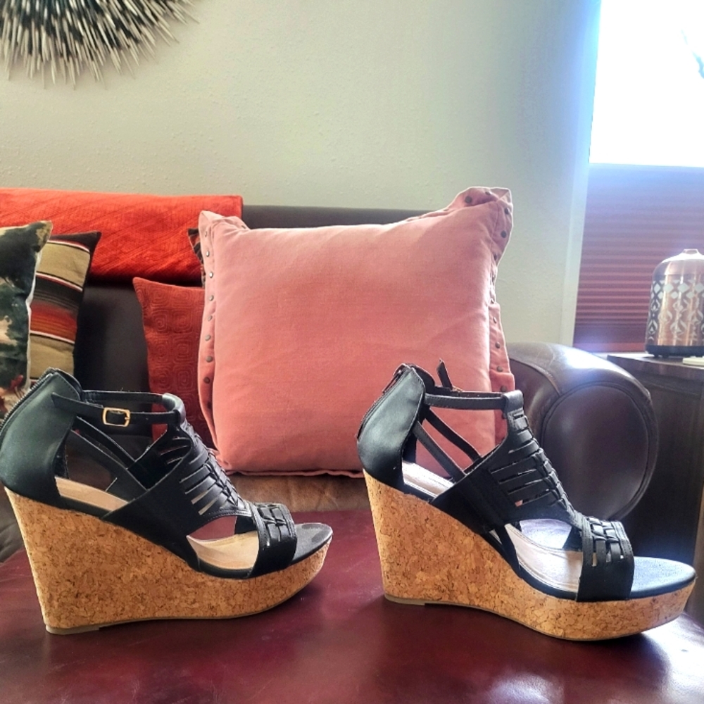 Report Sz 10 Cinnamon Black Wedge High Platform back zipper wedges lightly used